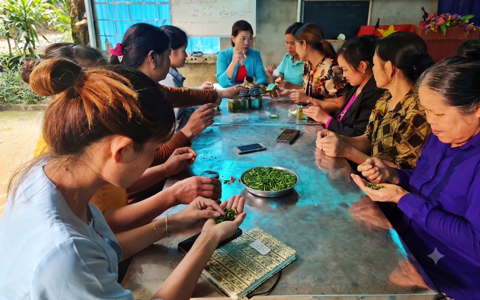 Chị em Xơ Đăng cùng làm việc tại hợp tác xã